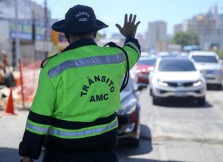 Motorista denuncia multa da AMC por uso de celular com veículo parado em Fortaleza