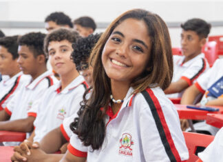 Chegamos em setembro e alunos da rede municipal de Caucaia seguem sem fardamento escolar