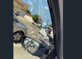 Motorista perde o controle e colide com poste na CE-085, em Caucaia