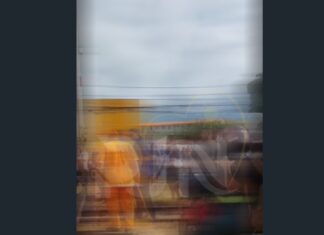 Caminhão colide com VLT na Avenida Francisco Sá e carga é saqueada por populares