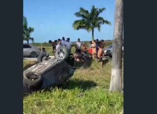 Carro com seis pessoas da mesma família capota após colisão; todos saem ilesos