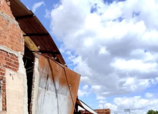 Estrutura de galpão desaba próximo à CE-085 e preocupa moradores em Caucaia