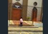 Em um ato de fé, estudante é registrada em frente à igreja em Fortaleza