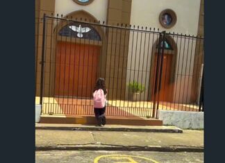 Em um ato de fé, estudante é registrada em frente à igreja em Fortaleza