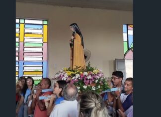 Fiéis participam de procissão na pré-abertura da festa da padroeira da Jurema