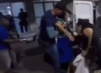 Idosa cai de maca ao dar entrada no Hospital Geral de Fortaleza; caso foi registrado em vídeo