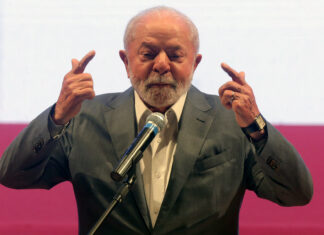 Momento inusitado: Lula brinca com fã que também tem dedo amputado durante visita a Belém