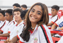 No 10º mês da gestão Naumi Amorim, alunos da rede municipal seguem sem novos fardamentos e kits escolares em Caucaia