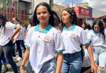 Novo uniforme da rede municipal vira atração no desfile, mas segue fora das salas de aula em Caucaia