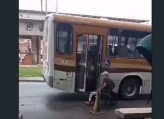 Homem levanta de cadeira de rodas e embarca em ônibus no Rio de Janeiro; cena surpreende quem passava pelo local
