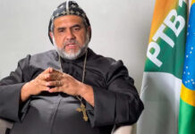 Padre Kelmon ora em frente à casa de Bolsonaro, mas não é autorizado a entrar por falta de solicitação ao STF