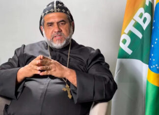 Padre Kelmon ora em frente à casa de Bolsonaro, mas não é autorizado a entrar por falta de solicitação ao STF