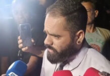 Homem discursa contra Bolsonaro em vigília e é agredido por apoiadores