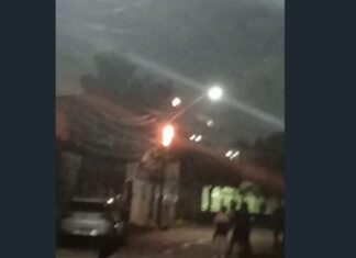 Poste pega fogo após falha na rede elétrica e moradores cobram ação da Enel no Conjunto Ceará