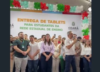 Pressionado pela violência, Elmano reage e entrega tablets em Reriutaba para tentar recuperar imagem política