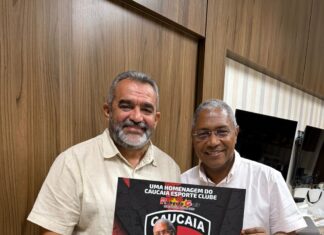 Presidente do Caucaia Esporte Clube presta homenagem ao superintendente do Detran-CE durante visita ao órgão