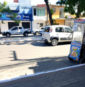 Colisão entre dois veículos é registrada na Avenida Dom Almeida Lustosa, em Caucaia