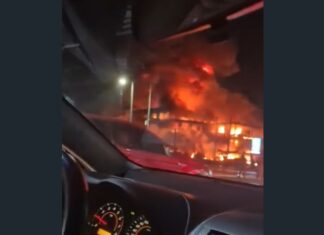 Incêndio de grandes proporções destrói sucata tradicional no bairro Jacarecanga, em Fortaleza; veja vídeo