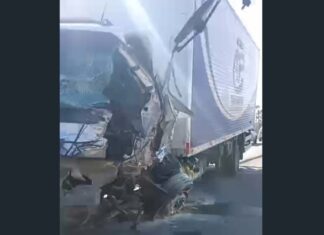 Grave acidente na BR-222, em Caucaia, envolve caminhão, carros e motocicleta