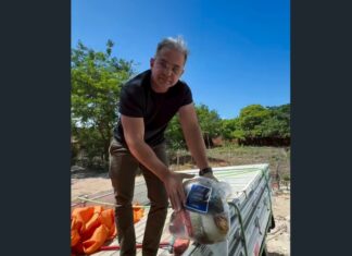 Vereador Mersinho realiza entrega de cestas básicas arrecadadas durante show beneficente em Caucaia