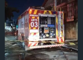 Incêndio na Sucata Chico Alves ultrapassa 20 horas de combate do Corpo de Bombeiros, em Fortaleza
