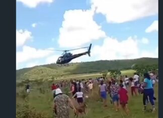 Helicóptero lança pacotes de carne para moradores em Aparecida de Goiânia e ação gera repercussão nas redes sociais