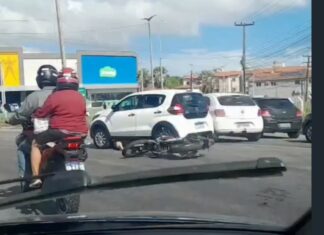 Acidente entre carro e motocicleta deixa trânsito lento na rotatória da Estruturante, em Caucaia