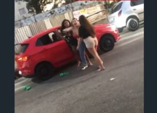 Motorista de aplicativo abandona corrida e assiste a discussão entre passageiros do lado de fora