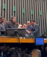 Deputado Glauber Braga ocupa cadeira da presidência da Câmara em protesto e é retirado à força pela Polícia Legislativa