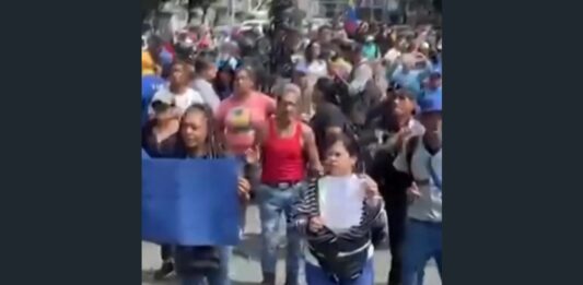 Apoiadores de Maduro protestam em Caracas após captura do presidente em operação dos EUA