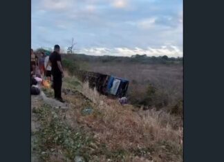 Ônibus de turismo tomba na CE-085, em Trairi, e deixa feridos