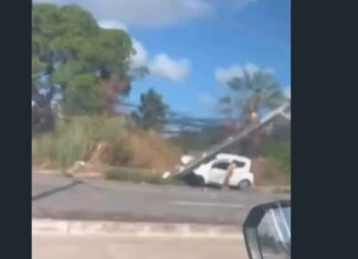 Motorista perde controle do veículo e colide com poste na Avenida Washington Soares, em Fortaleza