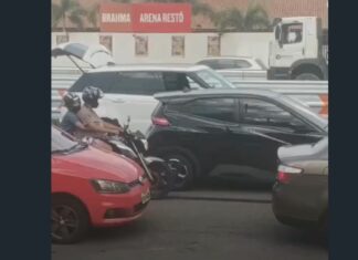 Motorista dorme dentro do carro após colisão e bloqueia a Avenida Alberto Craveiro, em Fortaleza