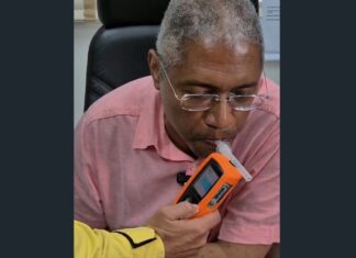 Superintendente do Detran testa bafômetro com cervejas zero e vídeo viraliza nas redes