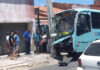 Ônibus colide e derruba poste no Mondubim, em Fortaleza