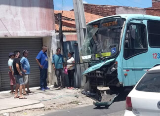 Ônibus colide e derruba poste no Mondubim, em Fortaleza