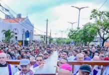 Milhares de fiéis participam da 15ª Caminhada Penitencial nas ruas de Fortaleza