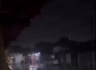 Homem cai no meio da rua durante chuva e é atropelado por motociclista em Goiânia