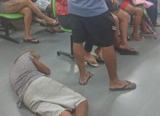 RETRATO DO DESCASO COM A SAÚDE, HOMEM DEITA NO CHÃO DA UPA DE CAUCAIA APÓS DEMORA NO ATENDIMENTO