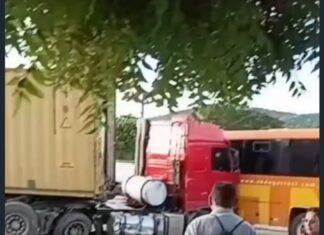 Carreta perde controle e colide com dois ônibus na BR-222 em Caucaia