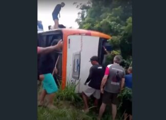 Ônibus com turistas tomba na CE-040 a caminho de Canoa Quebrada e deixa dois feridos leves