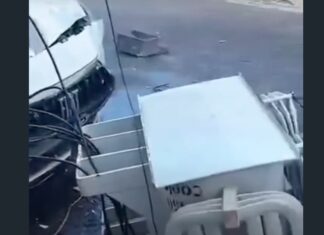 Transformador explode e cai sobre carro estacionado no bairro Parquelândia, em Fortaleza