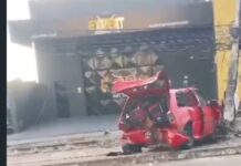 Acidente derruba poste e interrompe trânsito na Avenida Bernardo Manuel, em Fortaleza