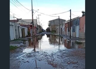 Acúmulo de água dificulta passagem de veículos na Rua Monte Sinai, no Arianópolis, em Caucaia
