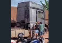 Motorista tomba carreta ao desviar de motociclistas fazendo “grau” e vídeo divide opiniões nas redes