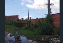Abandono: lama, esgoto a céu aberto e água suja marcam rotina de moradores no São Miguel, em Caucaia