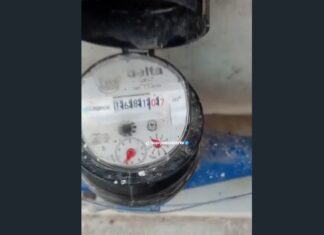 Morador registra hidrômetro girando sem saída de água em residência e levanta questionamento sobre medição