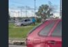 Carro sobe rotatória na entrada de Caucaia e chama atenção de motoristas