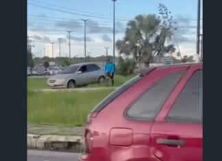 Carro sobe rotatória na entrada de Caucaia e chama atenção de motoristas