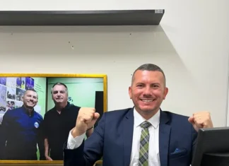 Após exoneração de esposa, Tancredo endurece discurso contra gestão Naumi e ameaça “oposição pesada”